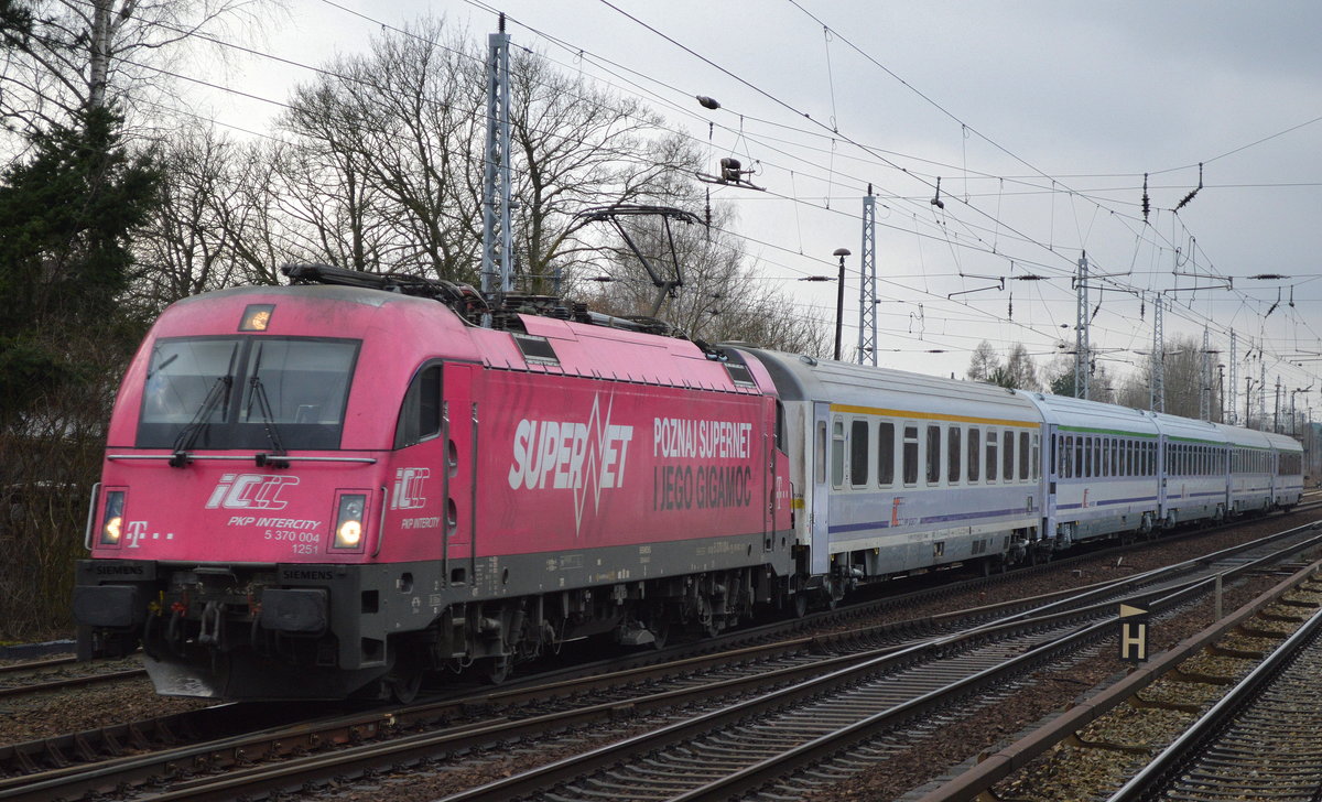 EC 45 Richtung Warszawa Wschodnia mit dem PKP IC Husarz 5 370 004 am 20.01.18 Berlin-Hirschgarten.
