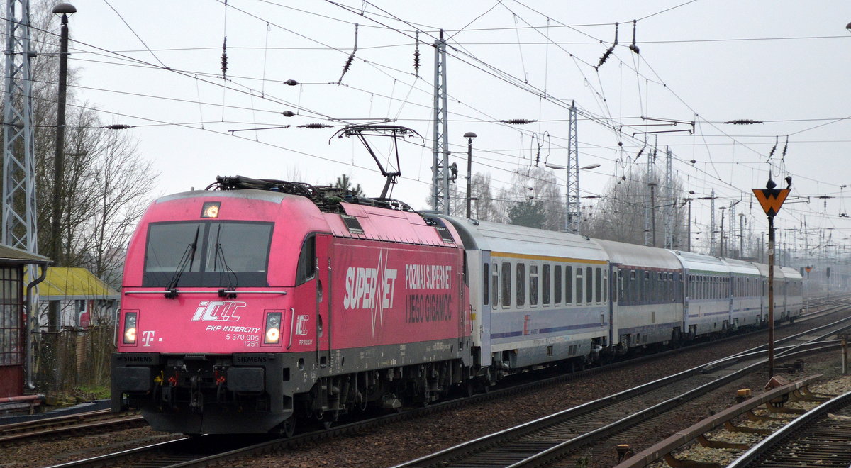 EC 45 Richtung Warszawa Wschodnia mit dem PKP IC Husarz 5 370 005 am 23.01.18 Berlin-Hirschgarten.