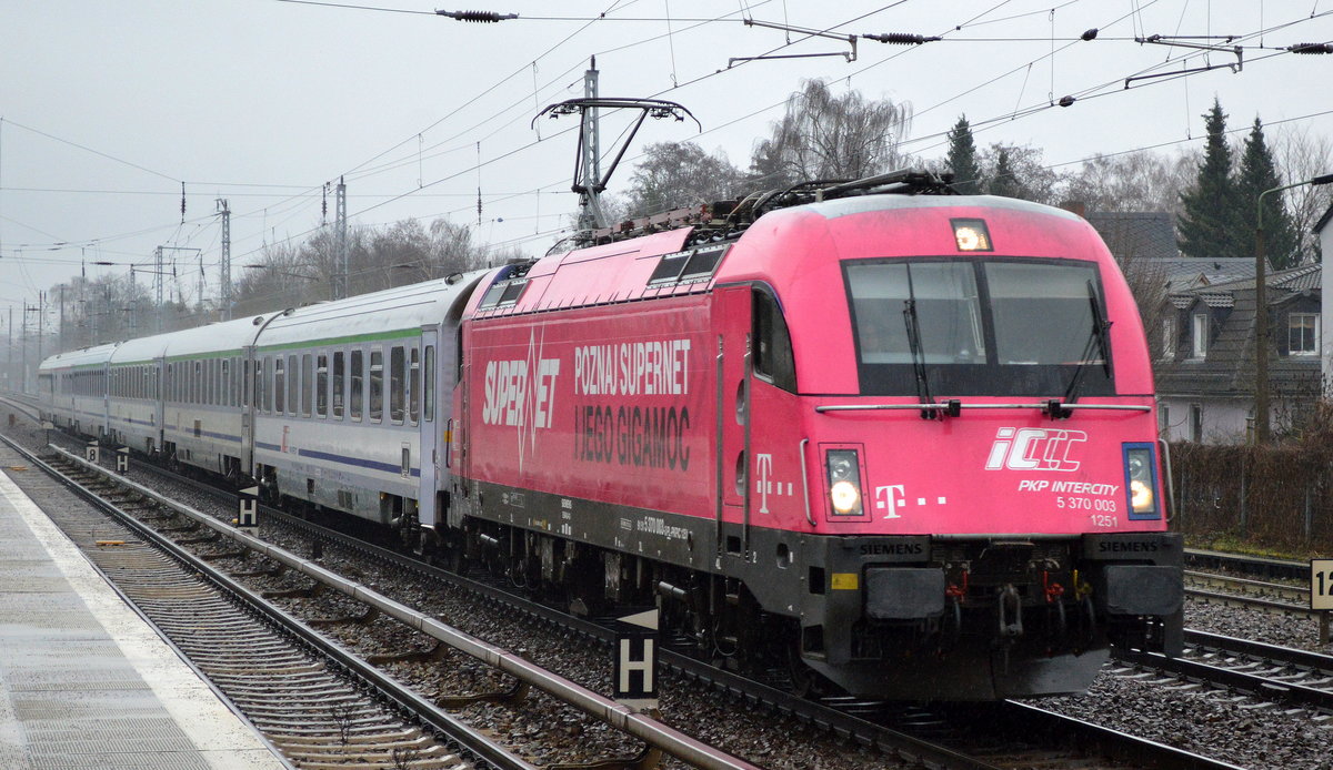 EC 46 aus Warszawa Wschodnia mit dem Husarz 5 370 003 Richtung Berlin Ostbf. am 31.01.18 Berlin-Hirschgarten.
