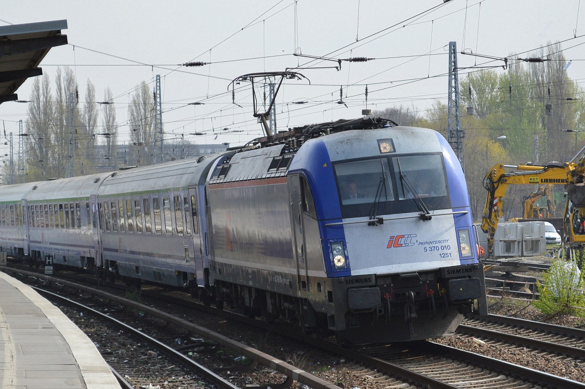 EC 54 aus Gdydnia Glowna mit PKPIC Husarz Lok 5 370 010 Richtung Berlin Ostbahnhof am 03.4.14 Höhe Berlin Warschauer Str.