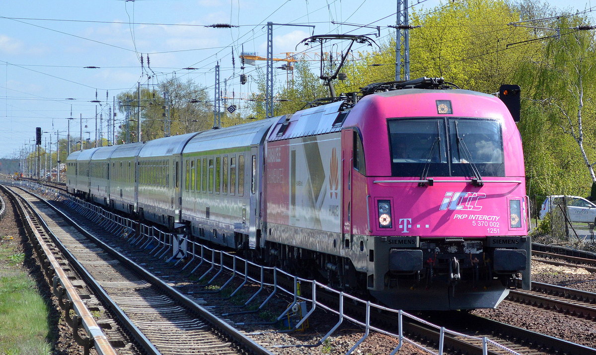 EC 54 aus mit Gdynia Glowna mit PKPIC 5 370 002 Richtung Berlin Hbf. am 22.04.16 Berlin-Hirschgarten.