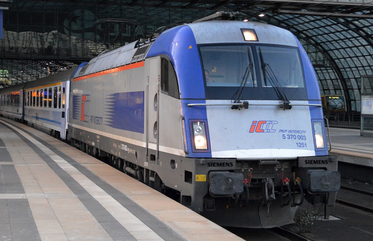 EC 55 nach Gdyna Glowna in Polen mit Husarz 5 370 003 bei der Ausfahrt im Berliner Hbf. am 09.12.14