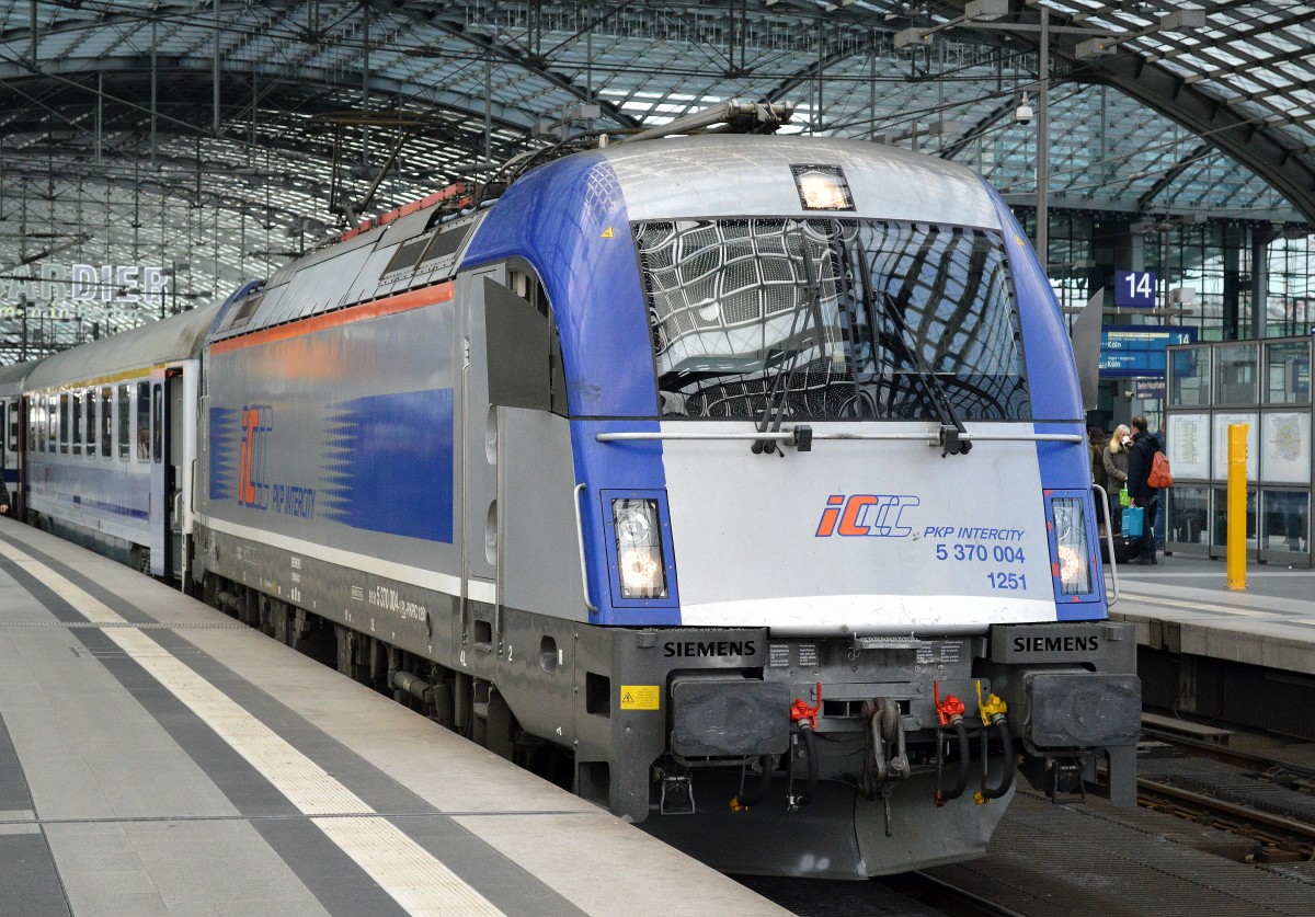 EC 55 nach Gdyna Glowna in Polen mit Husarz 5 370 004 1251 Abfahrbereit 28.03.15 Hbf. Berlin.