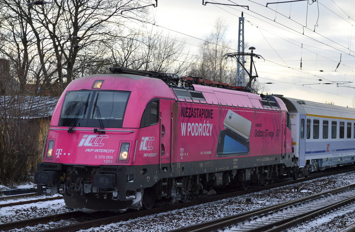 EC 55 nach Gdynia Glowna in Polen mit 5 370 006 am 16.01.17 Berlin-Hirschgarten.