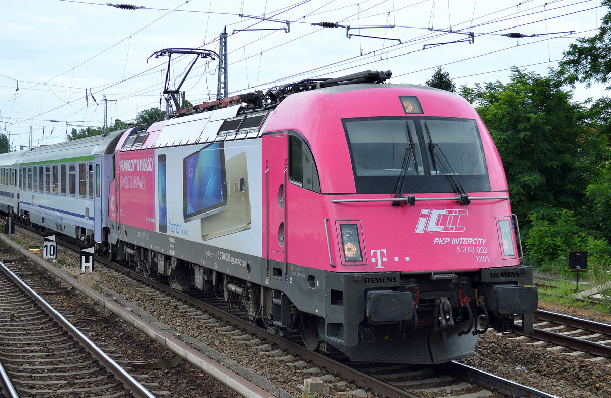 EC aus Warschau PKP Intercity Husarz 5 370 002 mit neuer Werbefolie am 30.06.16 Berlin Köpenick Richtung Innenstadt.