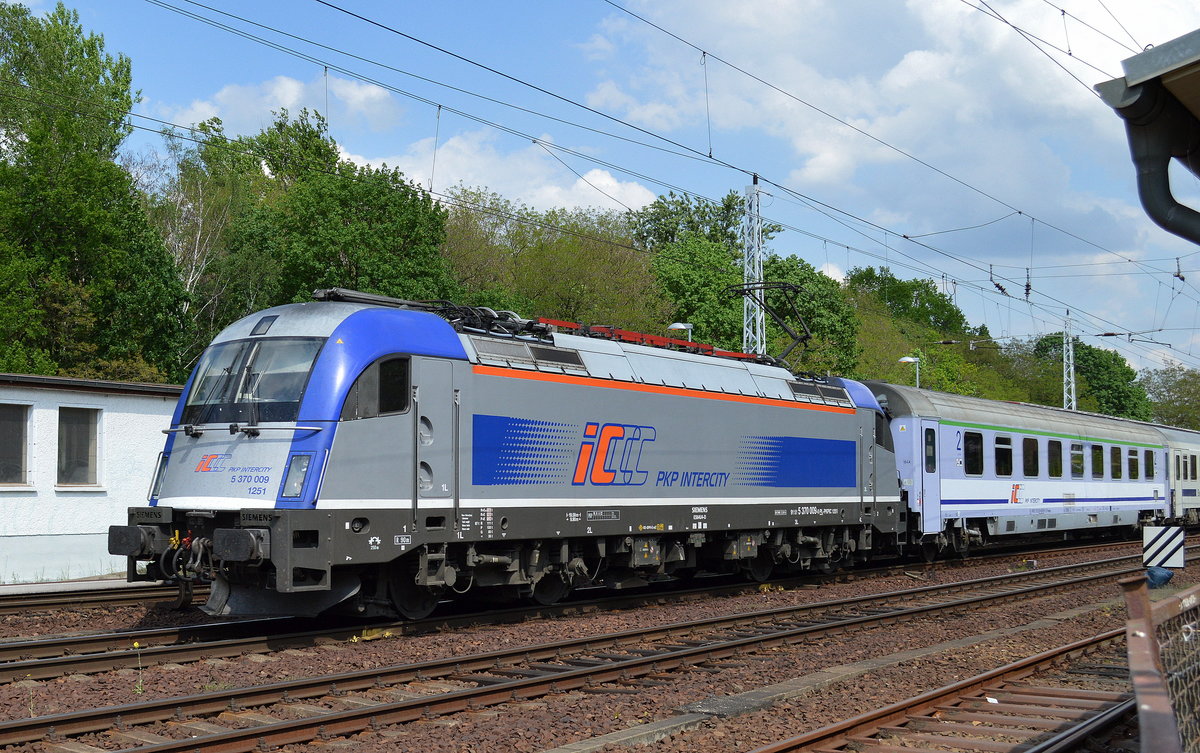 EC ausarschau mit der PKPIC Husarz 3 370 009 am 12.05.16 Berlin-Hirschgarten.