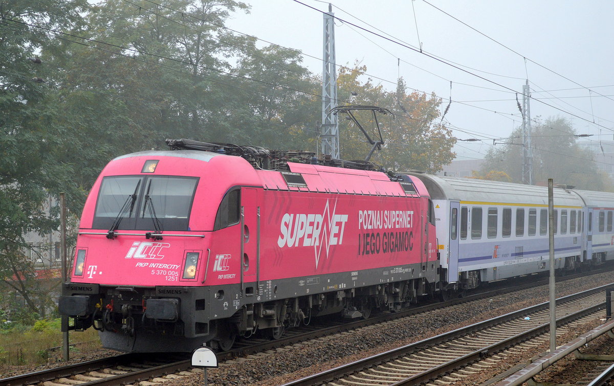 EC nach Warschau mit dem polnischen Husarz 5 370 005 am 19.10.17 Berlin Köpenick.
