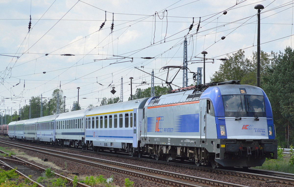 EC nach Warschau mit PKPIC Husarz 5 370 004 am 12.05.16 Berlin-Hirschgarten.