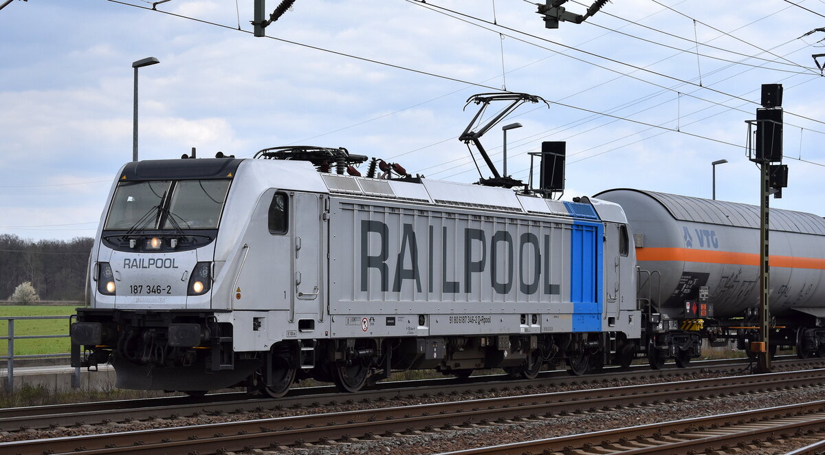 ecco-rail GmbH, Wien [A] mit der geleasten Railpool Lok  187 346-2  [NVR-Nummer: 91 80 6187 346-2 D-Rpool] und einem Ganzzug Druckgaskesselwagen am 09.04.25 Höhe Bahnübergang Rodleben. 
