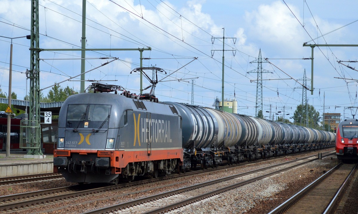 Echte Überraschung mit Seltenheitswert im Nordosten, ein Hector Rail Taurus mit Kesselwagenzug aus Schwedt kommend? Es ist die 242.517  FITZGERALD  (91 80 6 182 517-3 S-HCTOR, Siemens Bj.2002) am 26.08.14 Bhf. Flughafen Berlin-Schönefeld.