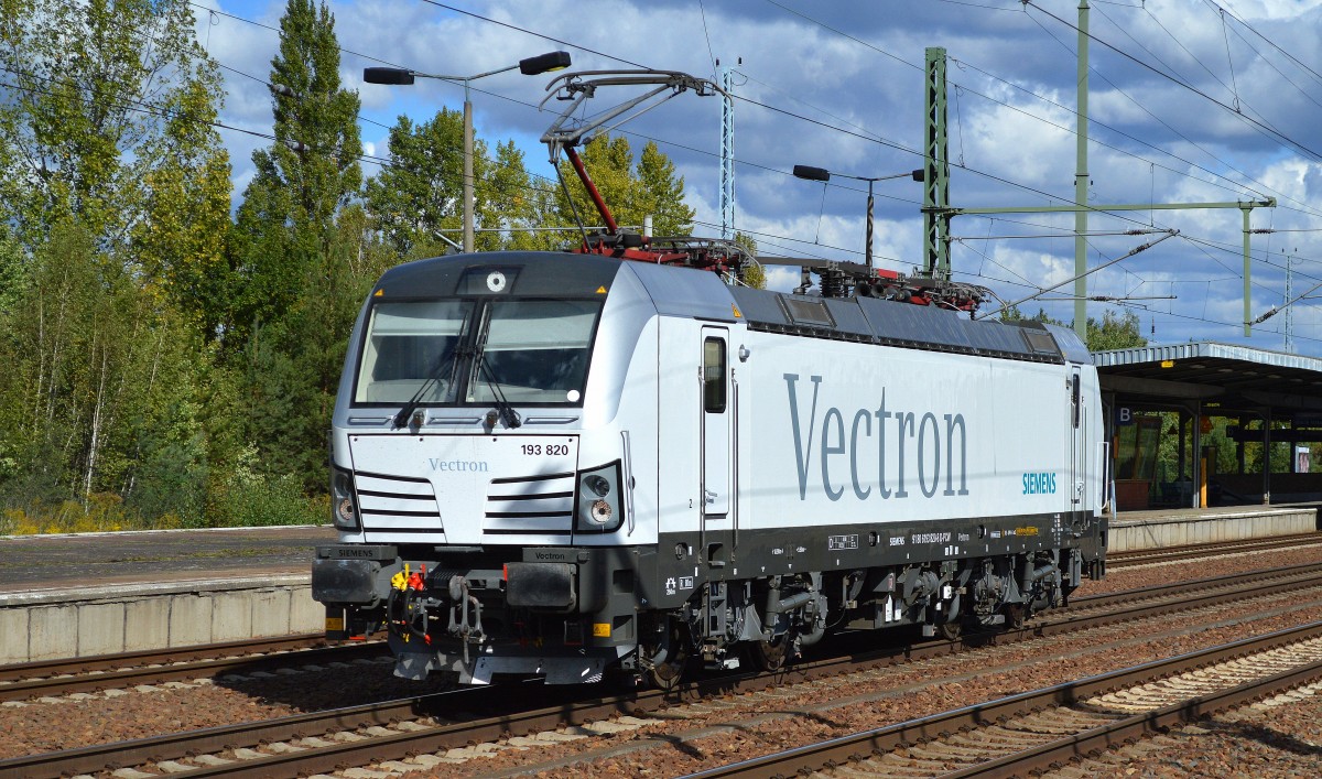 Echte Überraschung, die Vectron 193 820-8 (91 80 6193 820-8 D-PCW, Siemens Bj.2013) nach letztem Stand für die ecco-rail GmbH tätig? am 28.09.15 Durchfahrt Bhf. Flughafen Berlin-Schönefeld.