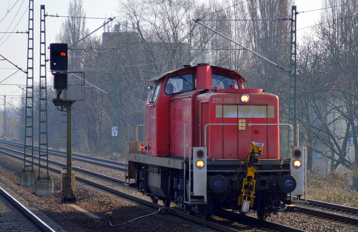 Echter Exot in Berlin, eine ex DB V90 hat kurz den Berliner Raum durchfahren. Es ist die Railsystems RP Lok 295 088-9 (98 80 3295 088-9 D-RPRS, MaK Bj. 1978) auf dem Berliner Innenring Höhe Jungfernheide am 14.03.14 