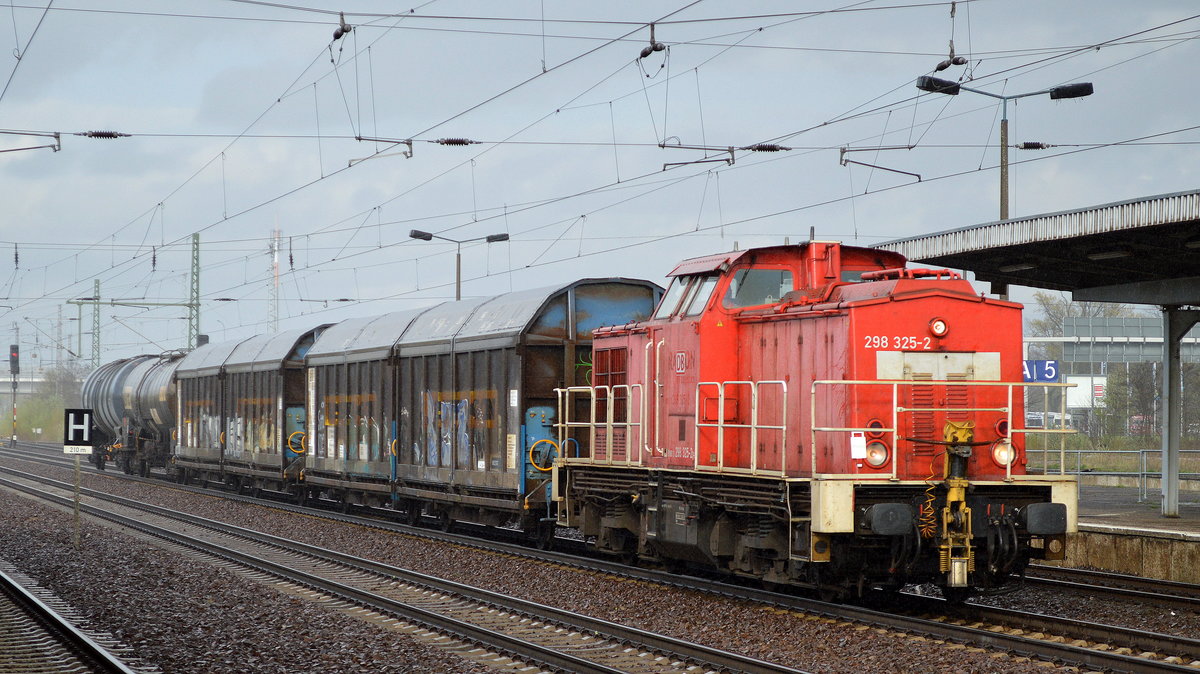 Echtes Aprilwetter, während schon die Sonne wieder scheint regnet es noch in Strömen, 298 325-2 mit einem Übergabezug am 11.04.17 Bf. Flughafen Berlin-Schönefeld.