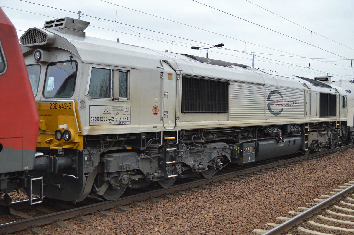 ECR 266 442-3 der MEG mit dem Zementstaubzug (leer) weiter Richtung Zementwerk Rüdersdorf 14.03.17 im Bf. Flughafen Berlin-Schönefeld. 