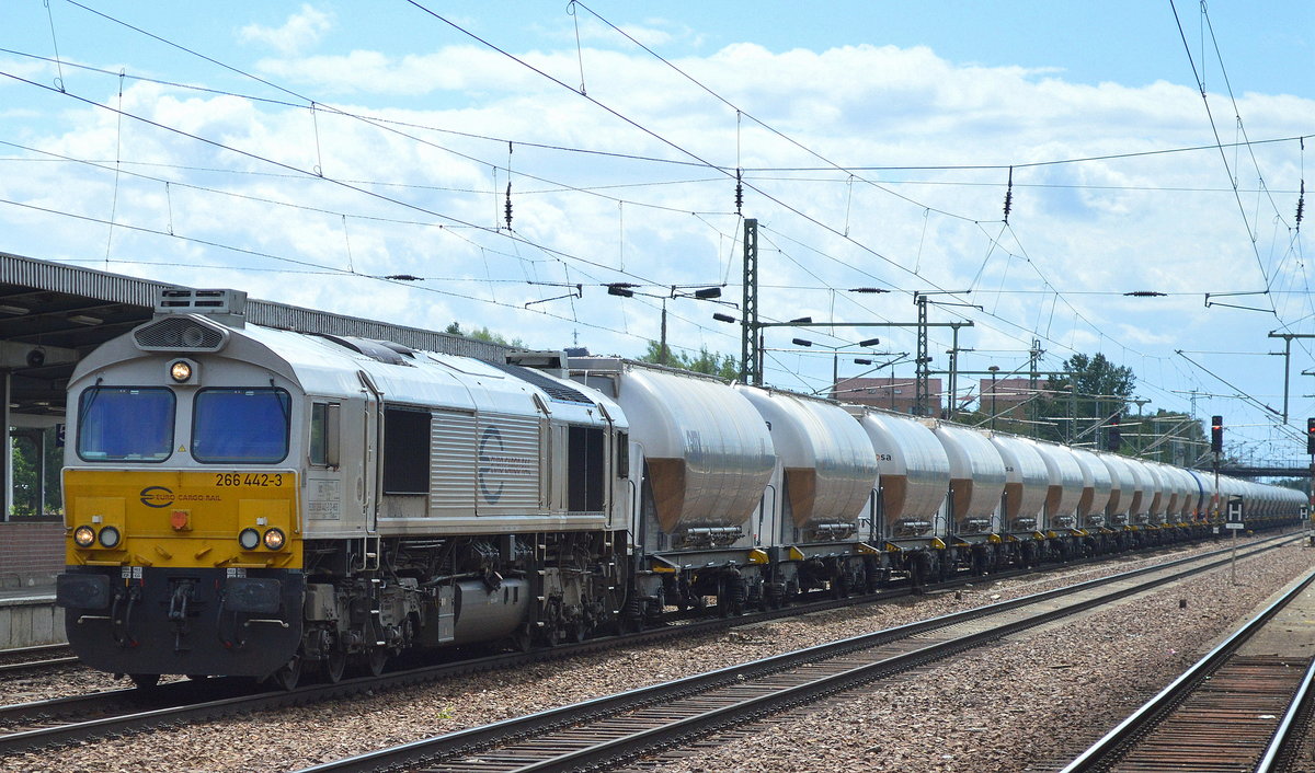 ECR Lok 266 442-3 für MEG mit einem Zementstaubzug (leer) am 06.07.16 Durchfahrt Bf. Flughafen Berlin-Schönefeld.