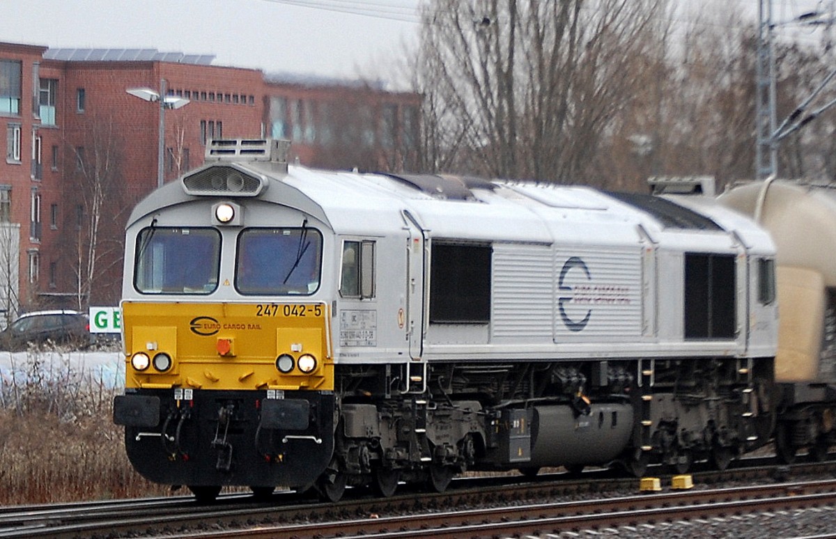 ECR Mietlok 247 042-5 für die MEG mit Zementstaubsilozug am 19.12.13 Berlin-Springpfuhl.