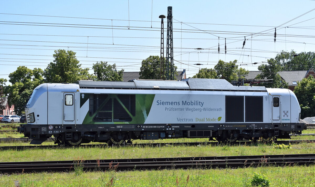 e.g.o.o. Eisenbahngesellschaft Ostfriesland-Oldenburg mbH, Aurich [D] mit der geleasten Vectron Dual Lok  248 009  [NVR-Nummer: 90 80 2248 009-3 D-PCW] abgestellt am 13.06.25 Höhe Bahnhof Stendal Hbf.