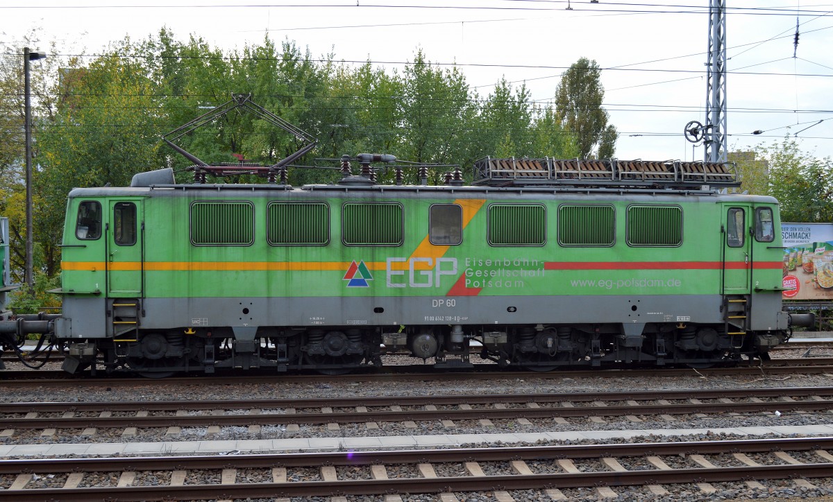 EGP 124 128-8 stand in Doppeltraktion mit 142 150-2 am 10.10.14 mit Güterzug Berlin Greifswalder Str. abfahrbereit.