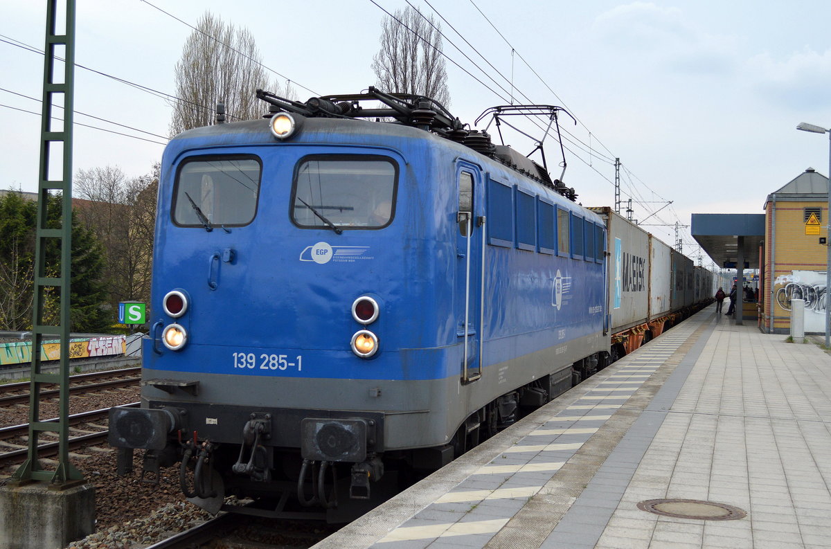 EGP 139 285-1 mit Containerzug aus Hamburg kurz vor ihrem Zielpunkt Berlin Westhafen am 13.04.16 Durchfahrt Bhf. Berlin-Jungfernheide.