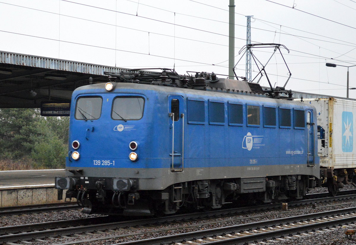EGP 139 285-1 mit einem fast leeren Containerzug am 06.12.16 Durchfahrt Bf. Flughafen Berlin-Schönefeld.