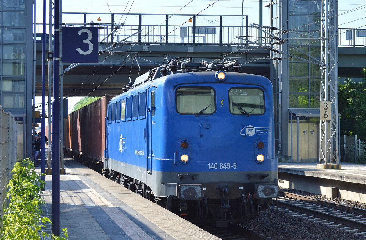 EGP 140 649-5 mit Containerzug bei der Durchfahrt Bf. Berlin-Hohenschönhausen.