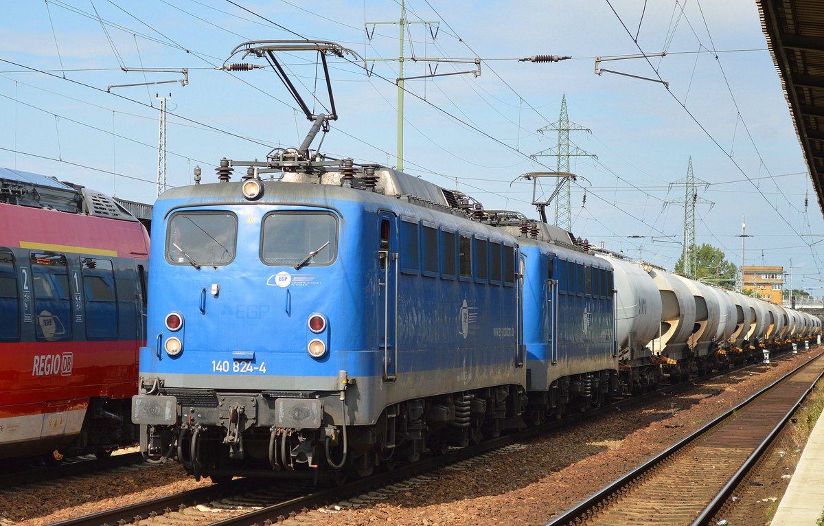 EGP 140 824-4 + 140 857-4 mit dem Güterzug vom Zementwerk Berlin Greifswalder Str. (leer) am 13.07.16 Bf. Flughafen Berlin-Schönefeld.