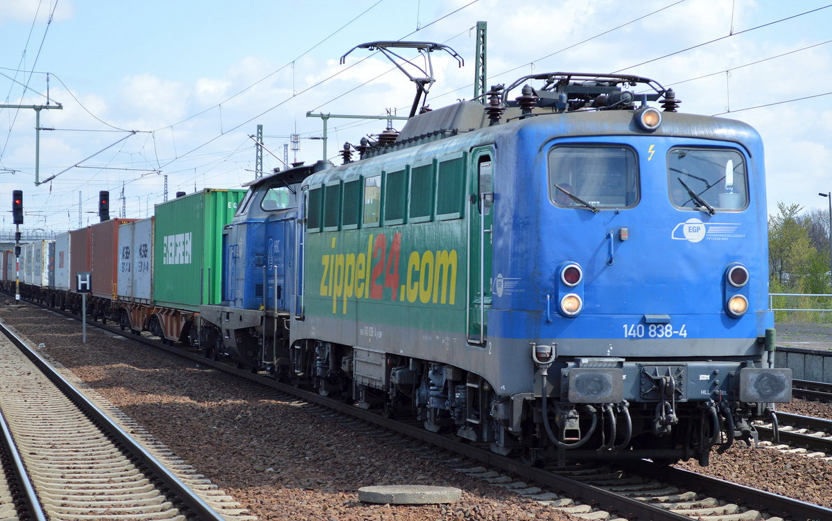 EGP 140 838-4 mit EGP 212 279-4 und Containerzug am Haken am 20.04.17 Bf. Flughafen Berlin-Schönefeld.