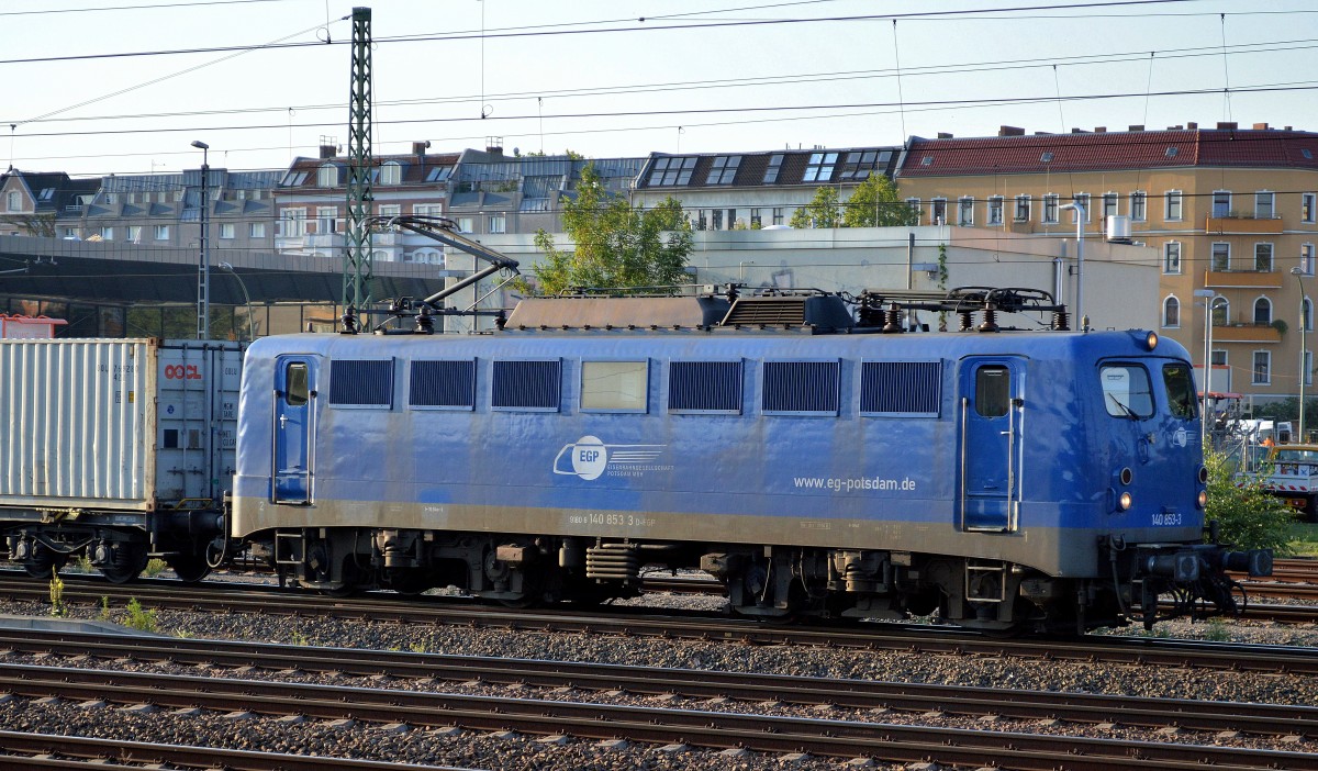 EGP 140 853-3 holt den morgendlichen Containerzug diesen Montag vom Berliner Westhafen Richtung Hamburg ab, 03.08.15 Höhe Berlin-Beusselstr.