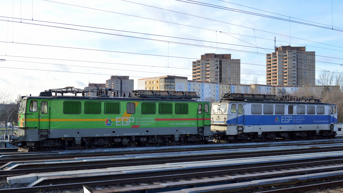 EGP 142 103-1 + 142 126-2 abgestellt am 13.01.15 gegenüber dem S-Bhf. Berlin Greifswalder Str.