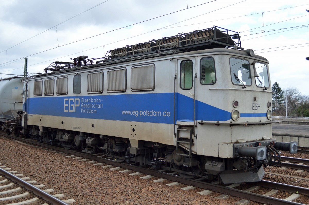 EGP 142 126-2 stand mit einem Leerzug Zementstaubwagen im Bhf. Flughafen Berlin-Schönefeld abgestellt, 23.02.16