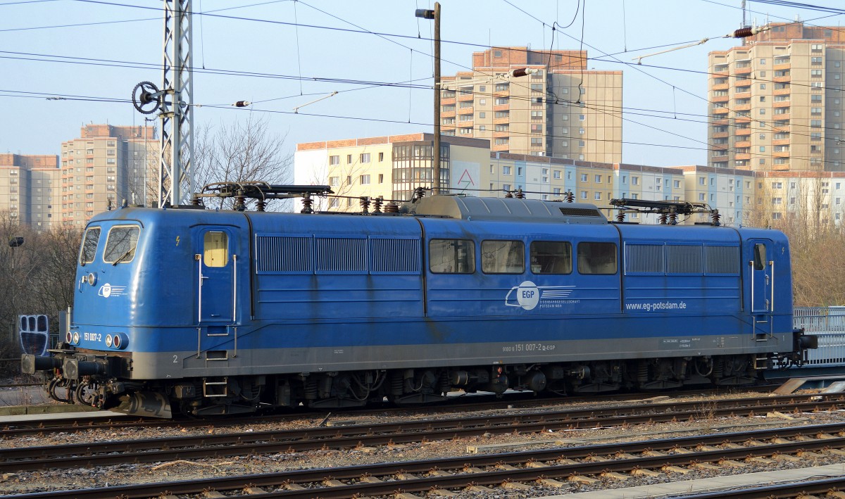 EGP 151 007-2 (91 80 6151 007-2 D-EGP, Krupp Bj.1973) am 20.02.15 abgestellt gegen�ber dem S-Bhf. Berlin Greifswalder Str. um einen leeren Zementzug zu �bernehmen.