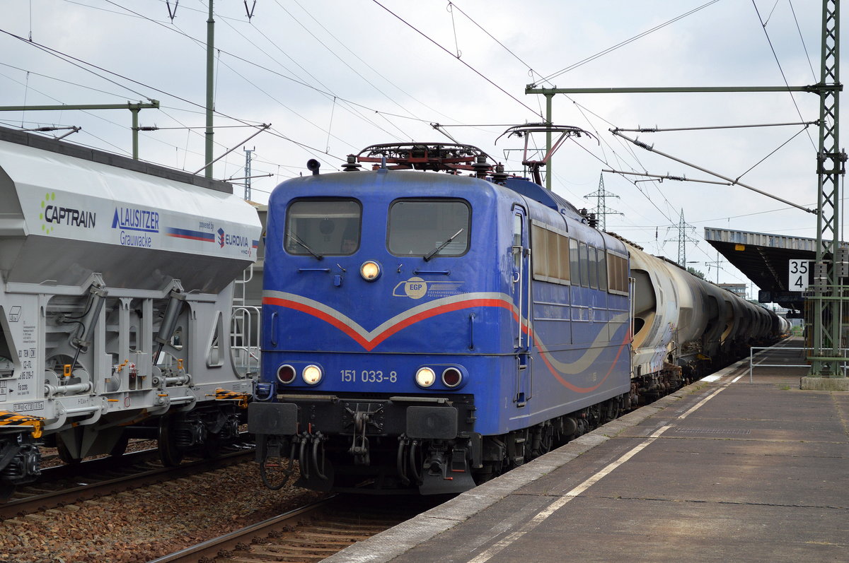 EGP 151 033-8 mit Staubgutzug + einige Schiebewandwagen(leer) am 14.06.16 Durchfahrt Bf. Flughafen Berlin-Schönefeld.