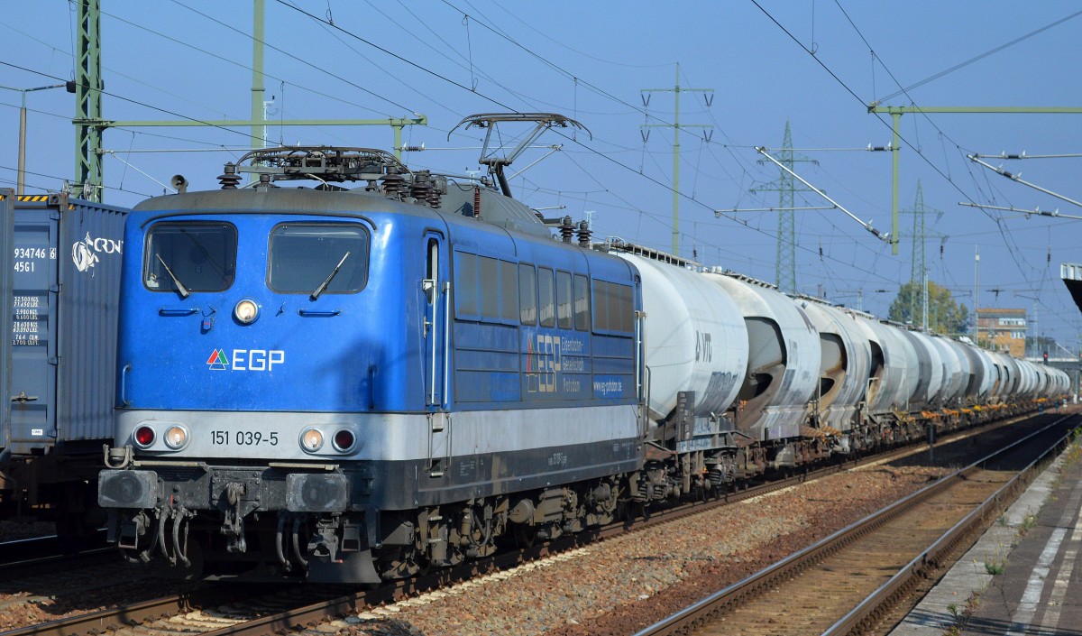 EGP 151 039-5 mit Zementstaubzug (leer) am 05.10.15 Durchfahrt Bhf. Flughafen Berlin-Schönefeld.