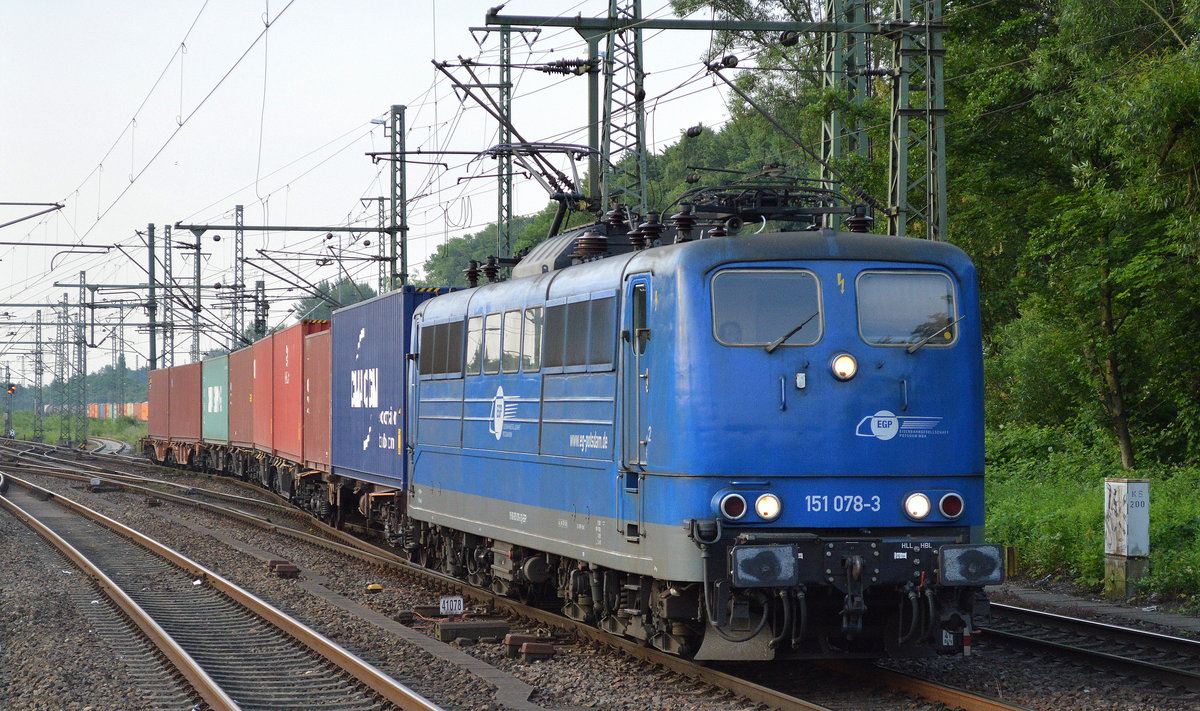 EGP 151 078-3 trifft mit Containerzug im Bf. Hamburg-Harburg ein, 20.06.17