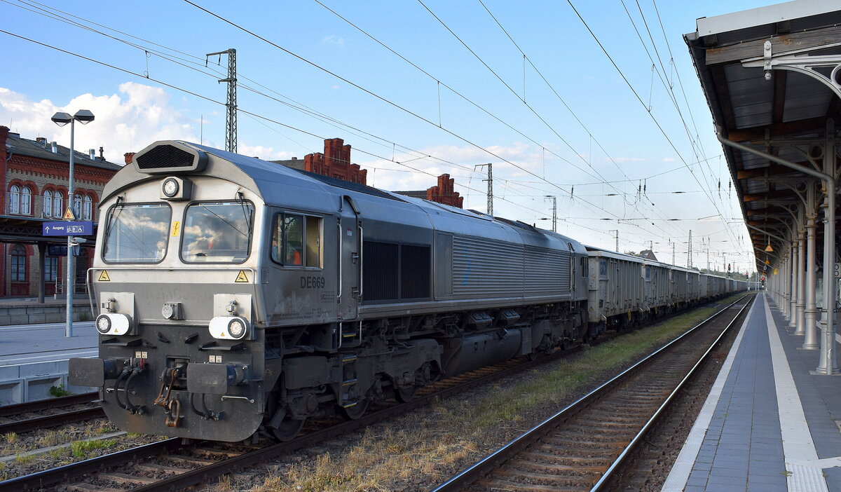 EGP – Eisenbahngesellschaft Potsdam mbH, Wittenberge [D] mit der geleasten BRLL Claas 66 Lok  DE669  [NVR: „92 80 1266 069-4 D-BRLL“] und einem Ganzzug Drehgestell-Hochbordwagen am Abend des 20.05.25 Durchfahrt Bahnhof Stendal Hbf.