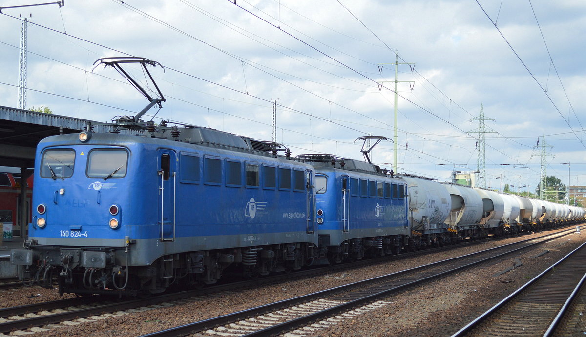 EGP Doppeltraktion 140 824-4 + 140 857-4 mit Zementstaubzug (leer) Richtung Deuna am 19.07.16 Bf. Flughafen Berlin-Schönefeld.