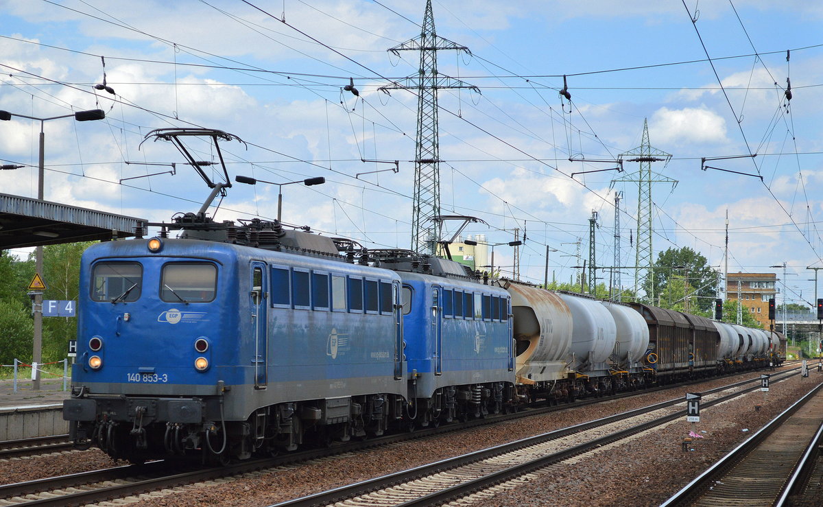 EGP Doppeltraktion 140 853-3 + 140 824-4 mit dem Leer-Zementzug vom Zementwerk Berlin Greifswalder Str. am 29.06.16 Bf. Flughafen Berlin-Schönefeld.