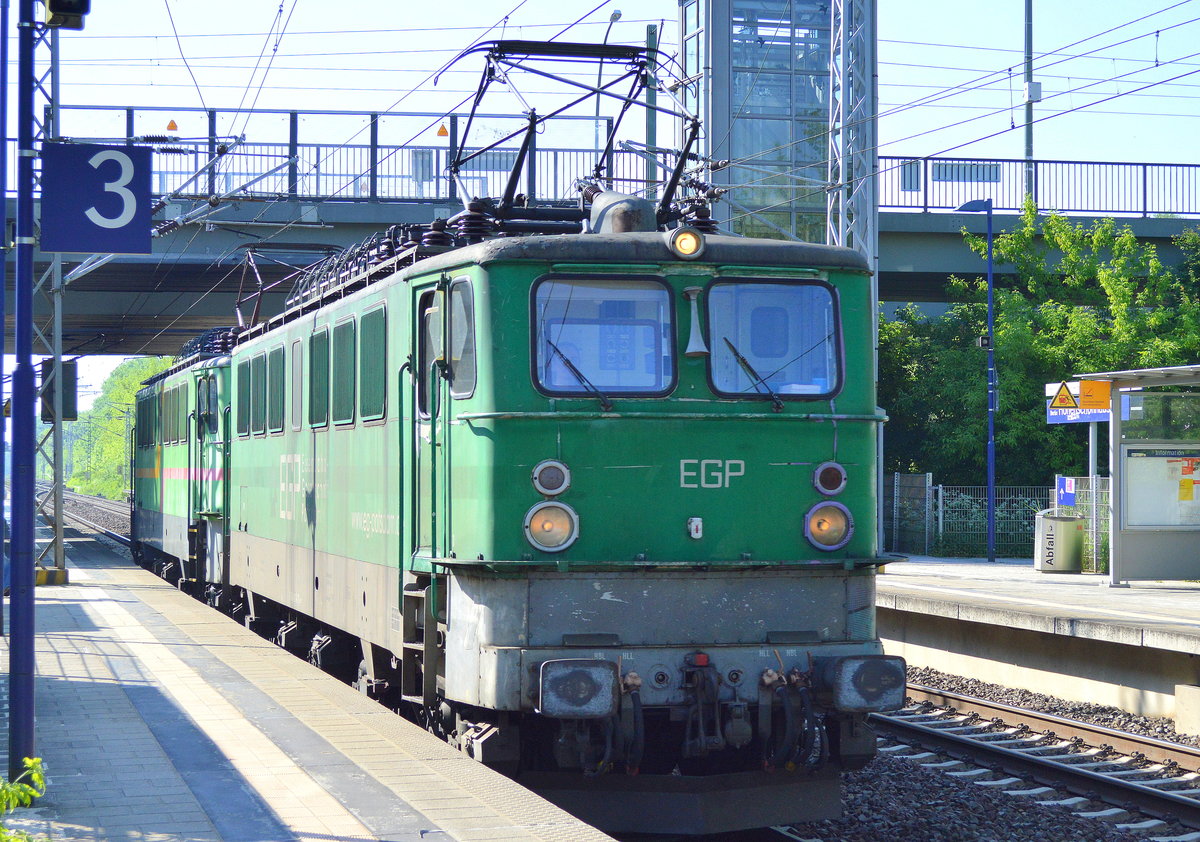 EGP Doppeltraktion 142 ???-? + 142 133-8 am 19.05.17 Durchfahrt Bf. Berlin-Hohenschönhausen.