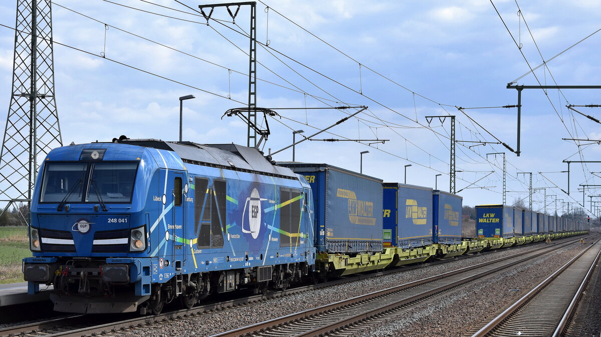 EGP - Eisenbahngesellschaft Potsdam mbH, Wittenberge [D] mit ihrer Vectron Dual Lok  248 041  [NVR-Nummer: 90 80 2248 041-6 D-EGP] und einem KLV-Zug am 09.04.25 Höhe Bahnhof Rodleben.