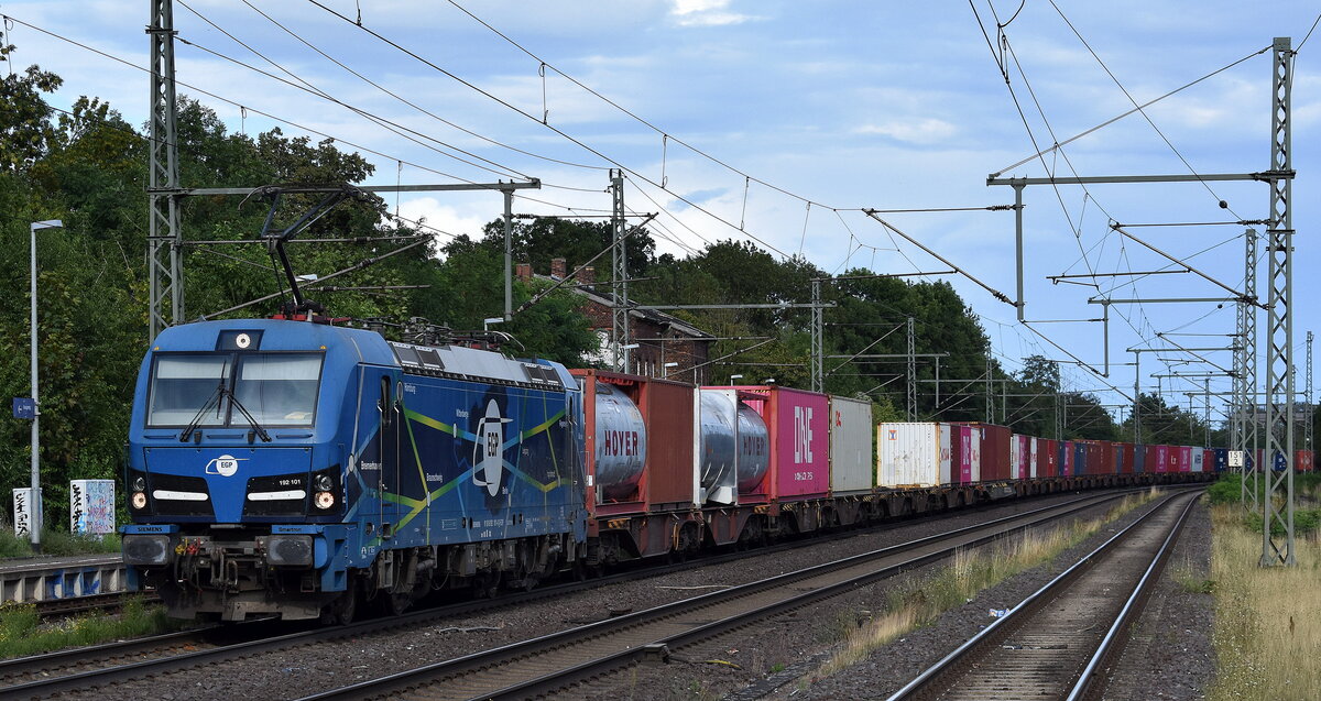 EGP - Eisenbahngesellschaft Potsdam mbH, Potsdam [D] mit ihrer Smartron  192 101  [NVR-Nummer: 91 80 6192 101-4 D-EGP] und einem Containerzug am 01.08.25 Höhe Bahnhof Niederndodeleben.