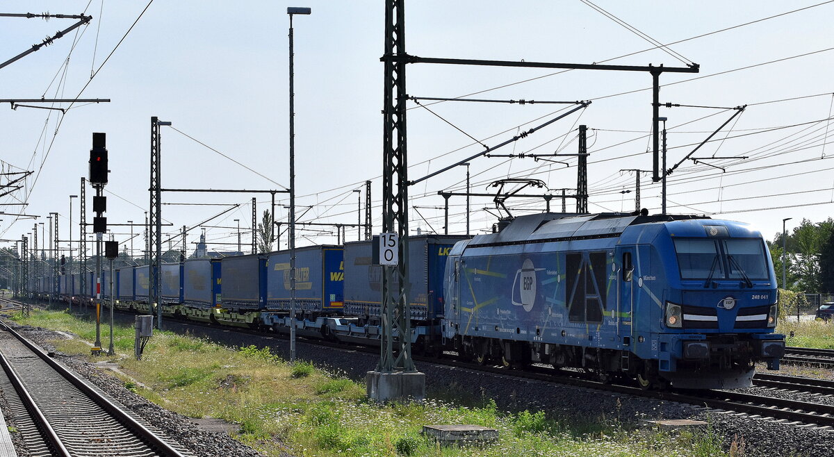 EGP - Eisenbahngesellschaft Potsdam mbH, Wittenberge [D] mit ihrer Vectron Dual Lok  248 041  [NVR-Nummer: 90 80 2248 041-6 D-EGP] und einem KLV-Zug am 09.08.25 Höhe Bahnhof Magdeburg Hbf.