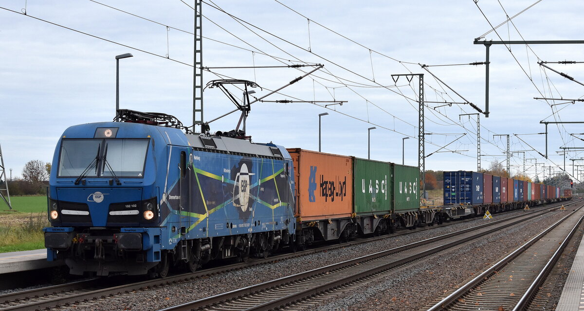 EGP - Eisenbahngesellschaft Potsdam mbH, Potsdam [D] mit ihrer Smartron  192 102  [NVR-Nummer: 91 80 6192 102-2 D-EGP] und einem Containerzug am 04.11.25 Höhe Bahnhof Rodleben.