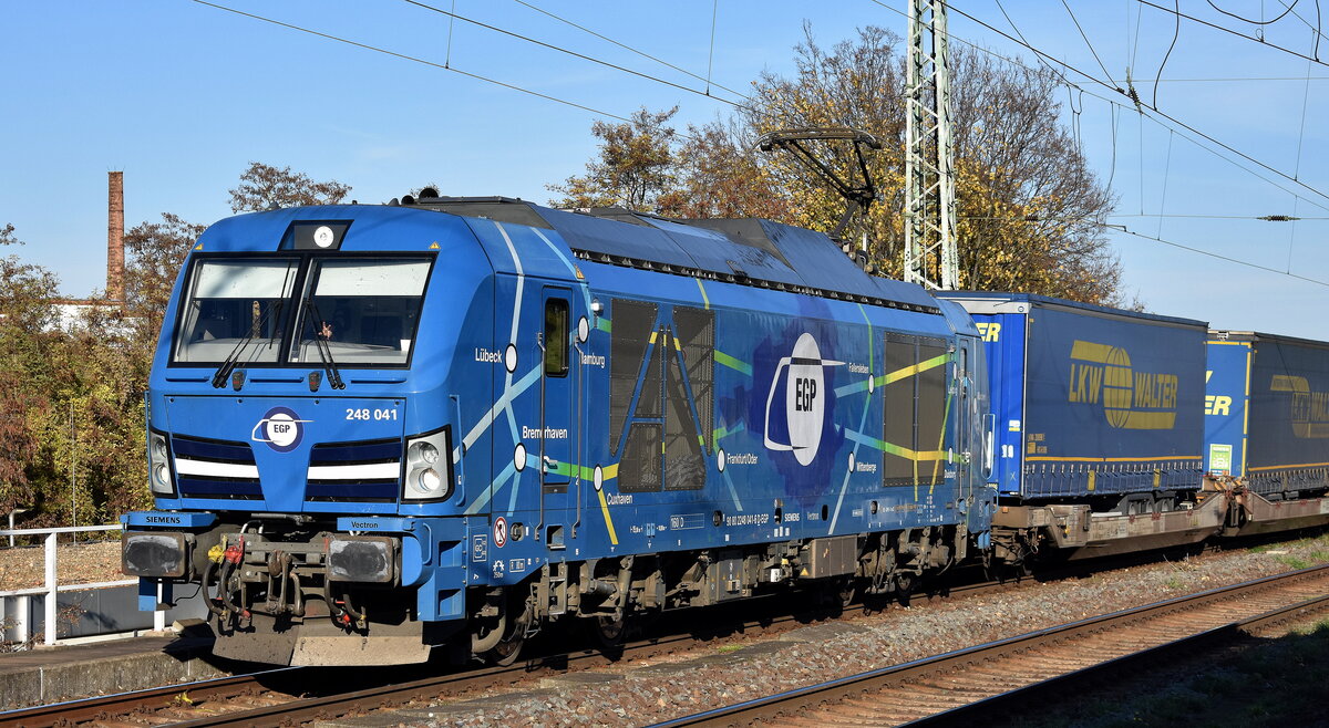 EGP - Eisenbahngesellschaft Potsdam mbH, Wittenberge [D] mit ihrer Vectron Dual Lok  248 041  [NVR-Nummer: 90 80 2248 041-6 D-EGP] und einem KLV-Zug am 06.11.25 Höhe Bahnhof Magdeburg-Neustadt. Viele Grüße an den TF. !!!!