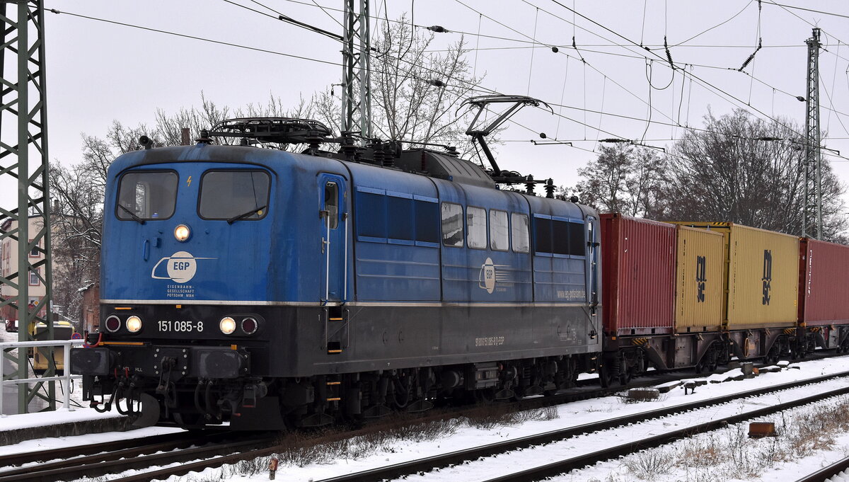 EGP - Eisenbahngesellschaft Potsdam mbH, Potsdam [D] mit ihrer  151 085-8  (NVR:  91 80 6151 085-8 D-EGP ) und einem Containerzug am 29.01.26 Höhe Bahnhof Magdeburg Neustadt.