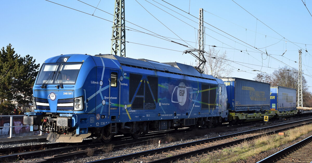 EGP - Eisenbahngesellschaft Potsdam mbH, Wittenberge [D] mit ihrer Vectron Dual Lok  248 041  [NVR-Nummer: 90 80 2248 041-6 D-EGP] und einem KLV-Zug am 26.02.26 Durchfahrt Bahnhof Magdeburg-Neustadt.