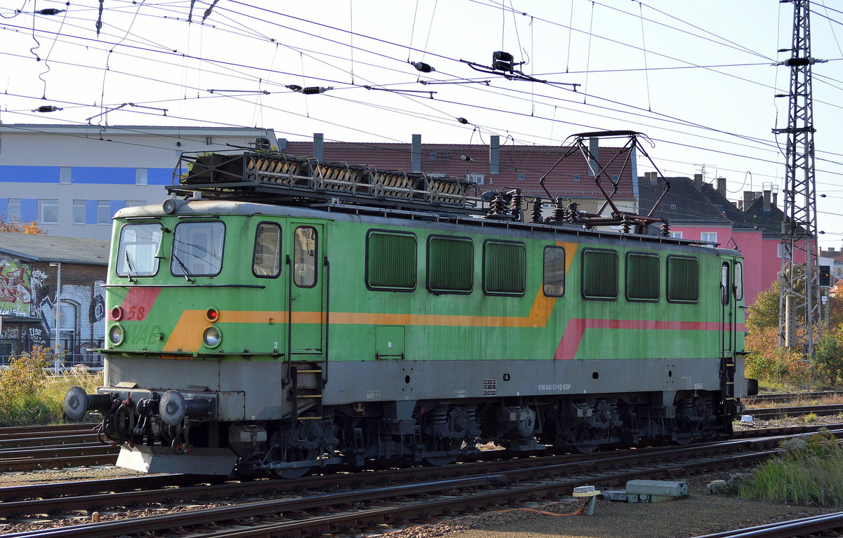 EGP mit 142 133-8 bei der Durchfahrt Bf. Berlin-Lichtenberg am 17.10.17