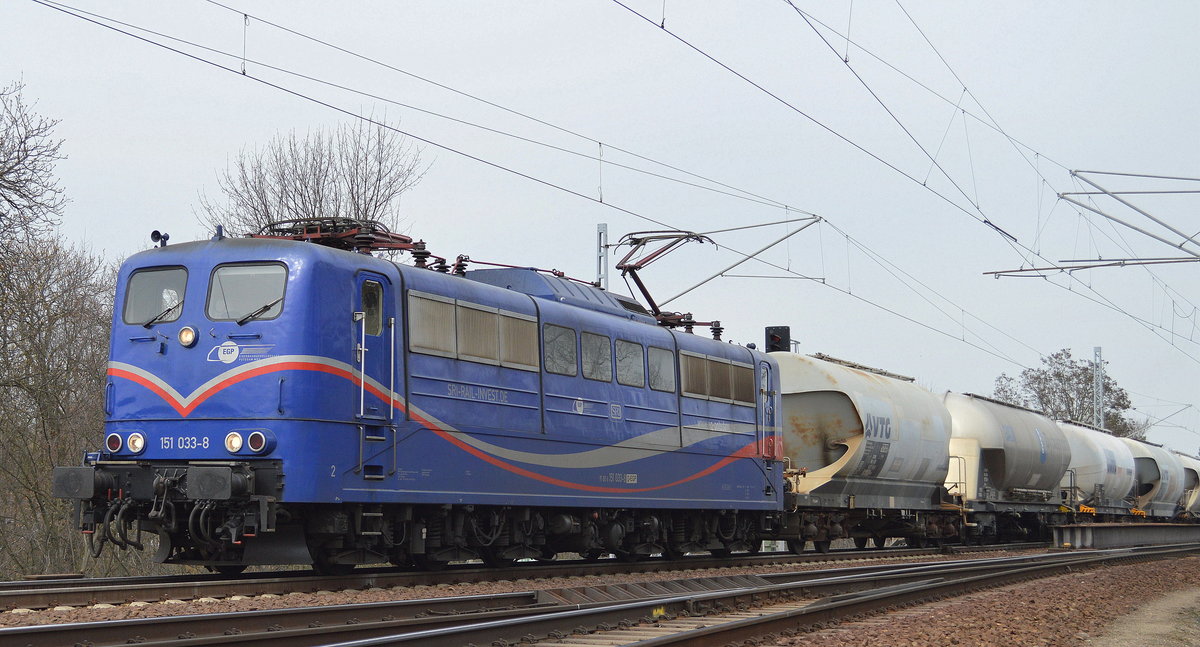 EGP mit 151 033-8 mit leerem Zementstaubzug am 04.04.16 Berlin-Wuhlheide. 