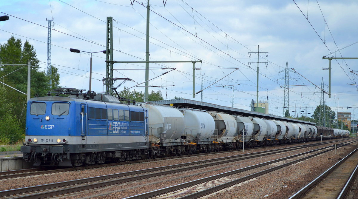 EGP mit der 151 039-5 und dem Zementzug (leer) vom Zementwerk Berlin Greifswalder Str. Richtung Deuna am 13.08.16 Bf. Flughafen Berlin-Schönefeld.