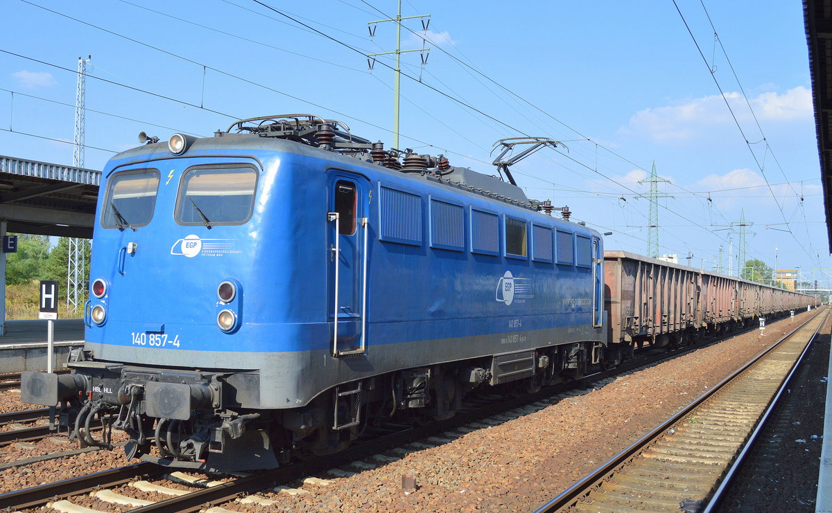EGP mit ihrer 140 857-4 und einem Ganzzug offener Güterwagen mit staubiger Fracht am 13.09.16 Durchfahrt Bf. Flughafen Berlin-Schönefeld.