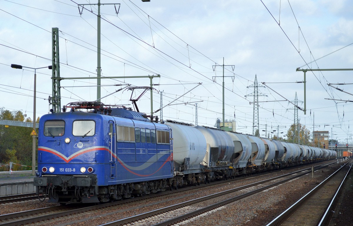 EGP mit der SRI Lok 151 033-8 und Zementstaubzug (leer) am 23.10.15 Durchfahrt Bhf. Flughafen Berlin-Schönefeld.